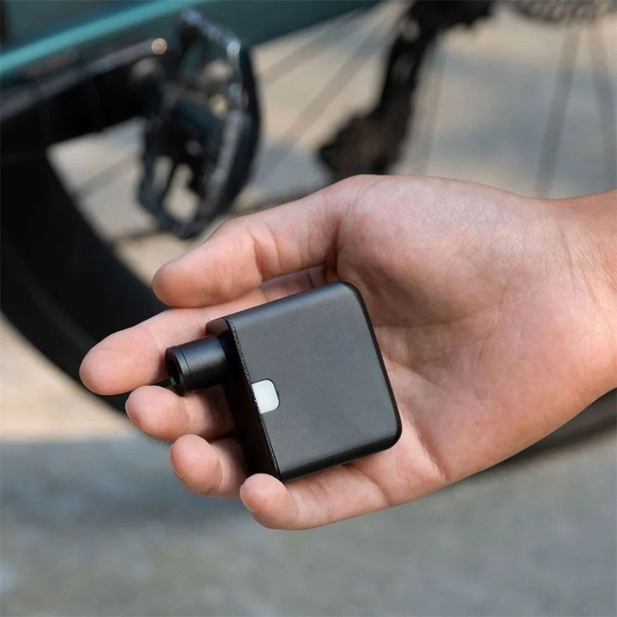 Nabíjecí mini elektrická pumpa na kolo - jednoduché a praktické použití