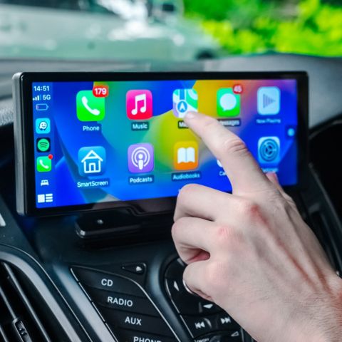 Ekran multimedialny bezprzewodowy – uproszczona łączność i nawigacja