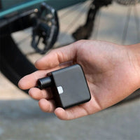 Nabíjecí mini elektrická pumpa na kolo - jednoduché a praktické použití